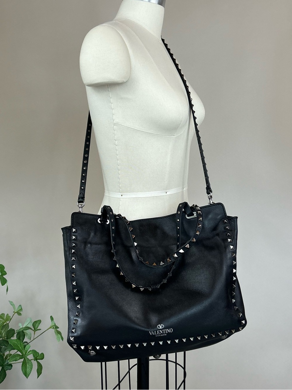 Valentino Garavani Rockstud Tote Black Leather